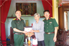 Ban CHQS huyện Lệ Thủy thăm, tặng quà các gia đình có công với cách mạng trên địa bàn huyện.