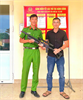NGƯỜI DÂN TỰ NGUYỆN GIAO NỘP MỘT KHẨU SÚNG HƠI CHO CÔNG AN XÃ LỆ THỦY